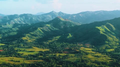 Great mountain range of the Dominican Republic in the morning sunlight. Vidéo 252243605