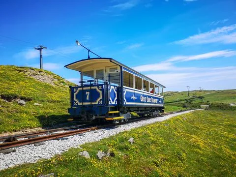 Great Orme tramway carriage descending down the beautiful Welsh mountain Fotos de archivo