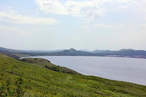 Great panoramic view. A clean mountain lake in the midst of majestic mountains Stock-Fotos