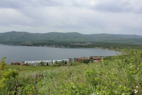 Great panoramic view. A clean mountain lake in the midst of majestic mountains Stock-Fotos