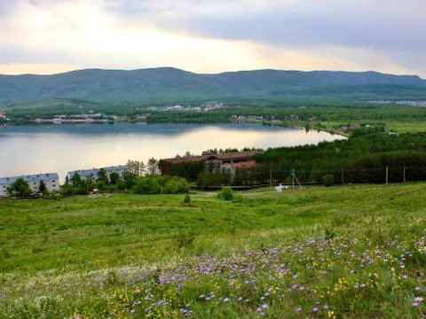 Great panoramic view. A clean mountain lake in the midst of majestic mountains Stock-Fotos