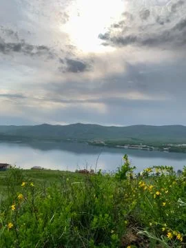 Great panoramic view. A clean mountain lake in the midst of majestic mountains Stock-Fotos