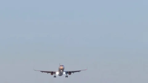 Great plane with the lights on approaching. Video stock 81523411