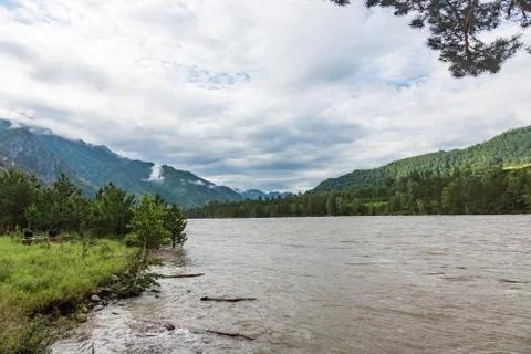 Great spring water on the Katun River and its surrounding mountains, Altai, R Foto stock