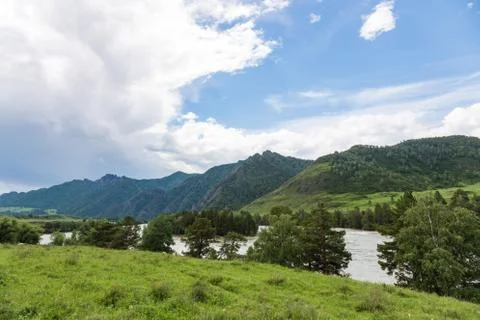 Great spring water on the Katun River and its surrounding mountains, Altai, R Foto stock