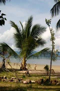 Great view over the sandy beach. Beautiful clouds in the blue sky. Islands .. Foto stock