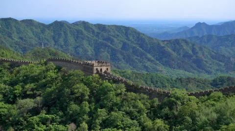 Great Wall built in the mountains with blue sky 库存影片 65032213