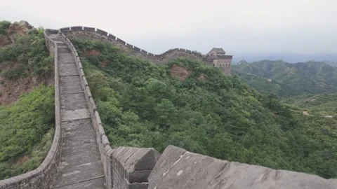 Great Wall Of China Winding Through Lush Green Mountains Vídeo Stock 331404523