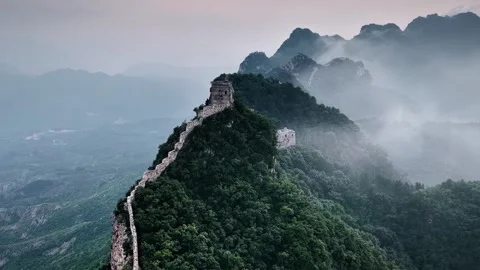 Great Wall of China Winding Through Misty Mountains and Lush Forests China Stockbeeldmateriaal 346986030