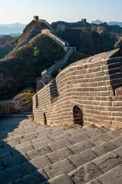 Great Wall winding up and down along the mountain Foto stock
