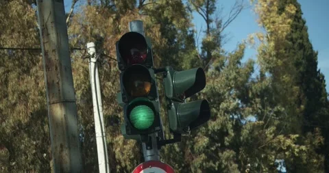 Greek Traffic Light Switching Between Red And Green On Urban Street Close Up Vídeo Stock 337861174
