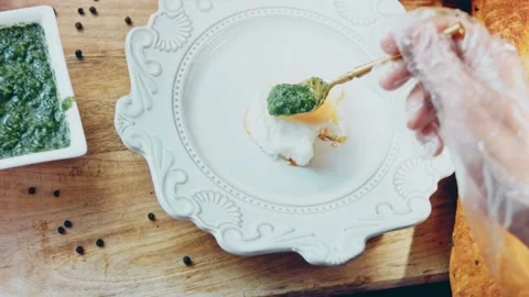 Green ajika over fried egg in the shape of a bear. Outline highlighting with 스톡 동영상 233009631