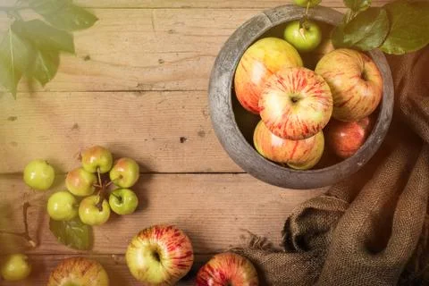 Green and red apples on rustic  table. toned photo Foto stock