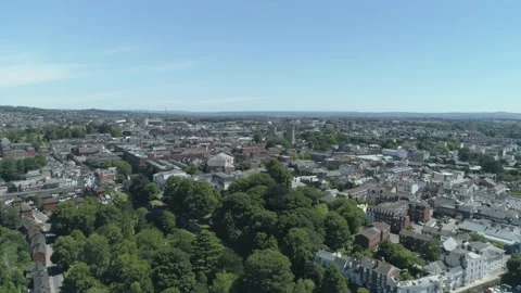 Green and sunny cityscape of a stunning exeter city Vidéo 142171953