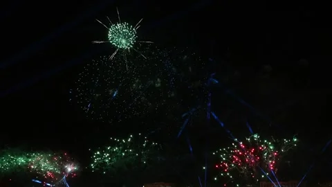 Green and White Fireworks Exploding Across the Dark Night Sky with Red Sparks Vídeos de archivo 343626526