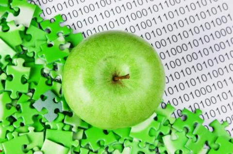 Green apple and puzzles on a binary code Foto stock