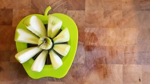 A green apple being fully separated into chunks Fotos Stock