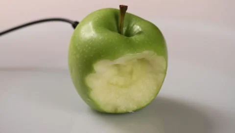 Green apple with cable Vídeos de archivo 8622563