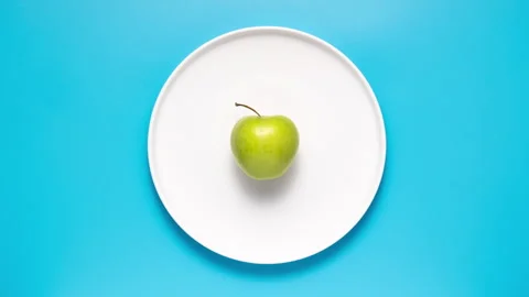 A green apple eats a red apple, stop motion animation. Vídeos de archivo 273620612