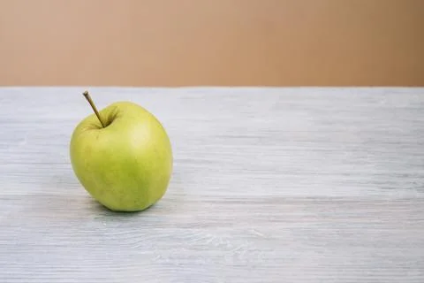 Green Apple on an empty wooden table 库存照片