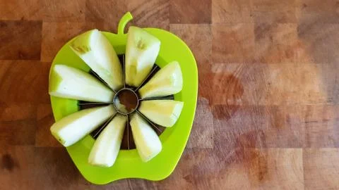 A green apple fully separated into chunks Fotos Stock