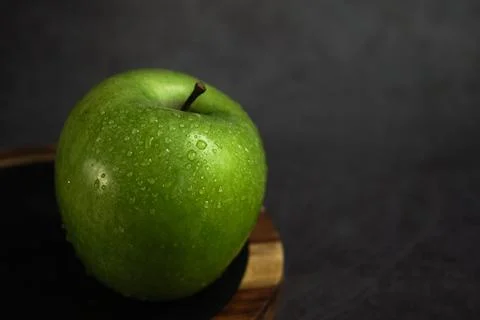 Green apple on a gray background 스톡 사진