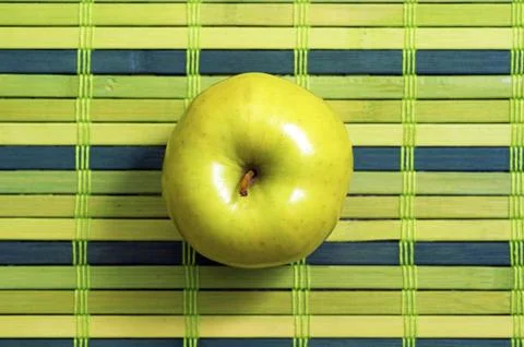 Green apple on green pattern matt. top view. diet theme. food photo collectio Stock-Fotos