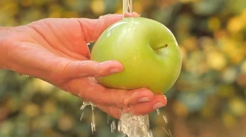 Green apple in hand under flowing water slow motion 스톡 동영상 41390193