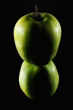 Green Apple on Mirror Stock-Fotos