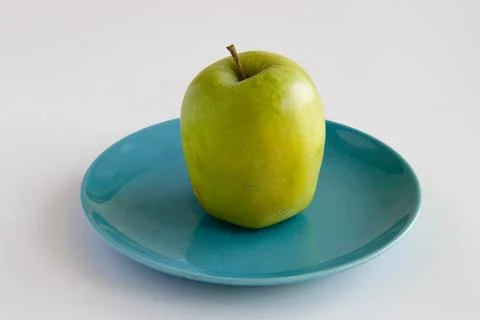 Green apple on the plate Foto stock