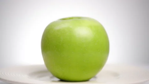 Green apple rotate on white background Vídeo Stock 135776856