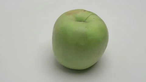 A green apple rotates on a white background. Stockbeeldmateriaal 265964511