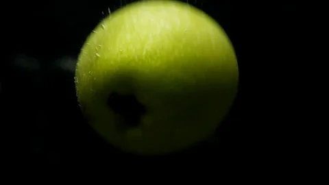 Green Apple in super slow motion falling in water on black background Stock-Footage 80598081