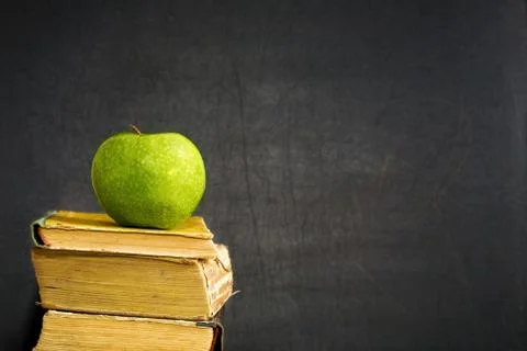 Green apple on textbook Foto stock