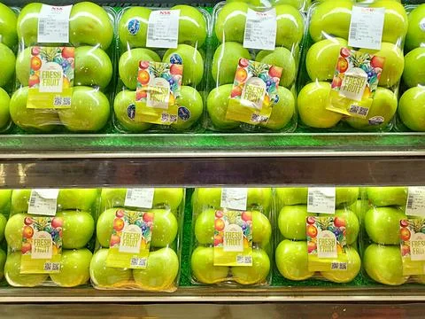 Green apples are exclusively packaged and displayed on the sales shelf Foto stock