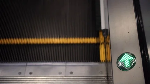 Green arrow on the escalator in motion, low light Stock-Footage 112004142