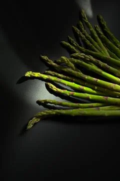 Green asparagus bundle with rustic twine on dark studio background Stock-Fotos