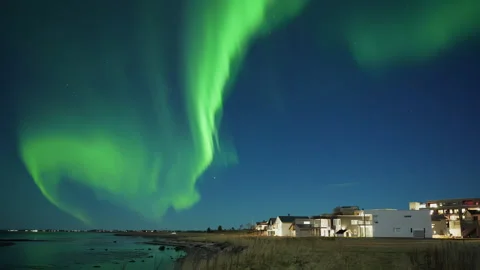 Green Aurora Waves Moving Above Houses in Arctic Norway – Night Timelapse. 库存影片 270376195