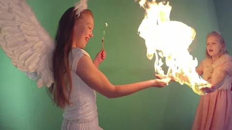 Green background. Slow motion. St. Valentine's Day. 库存影片 59661608