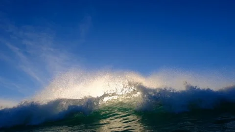 Green backlit wave with offshore wind washes over camera1-HD120fps Vidéo 107584324
