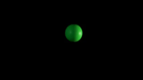 Green Ball Bouncing Across Dark Background in Physics Motion Study Vídeos de archivo 327831917