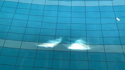 Green Ball Falling in the Water 動画素材 125417523