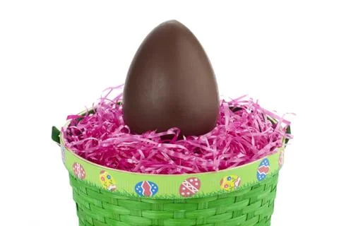 Green basket with brown easter egg Foto stock