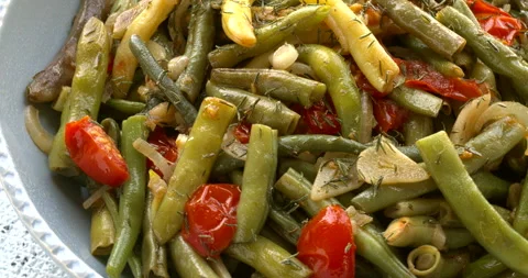 Green beans and wax beans sauteed with tomatoes. Vídeos de archivo 331280880