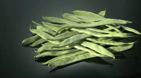 GREEN BEANS  BEING PREPARED  ON A KITCHEN WORKTOP Vidéo 59006558