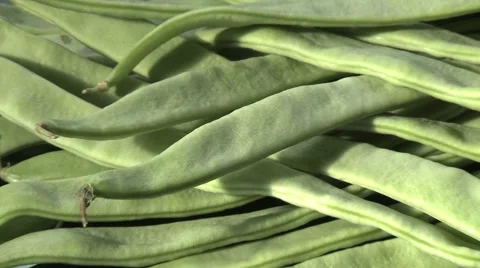 GREEN BEANS  BEING PREPARED  ON A KITCHEN WORKTOP Vidéo 59006577