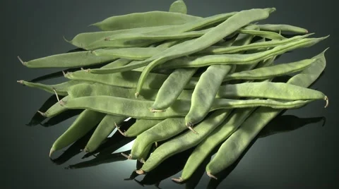 GREEN BEANS  BEING PREPARED  ON A KITCHEN WORKTOP Vidéo 59006596