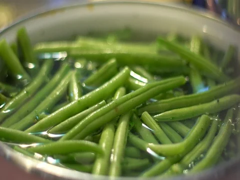 Green beans cooking in slow boiling wather in slow motion Video stock 85066541