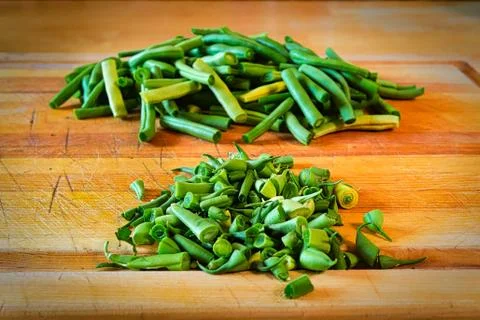 Green beans split into two piles, end cuts and edibles Foto stock