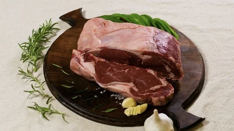 Green bell pepper, raw steak and garlic on the round cutting board Stockbeeldmateriaal 102610602